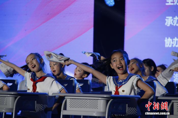 青海省中小学课桌舞展示