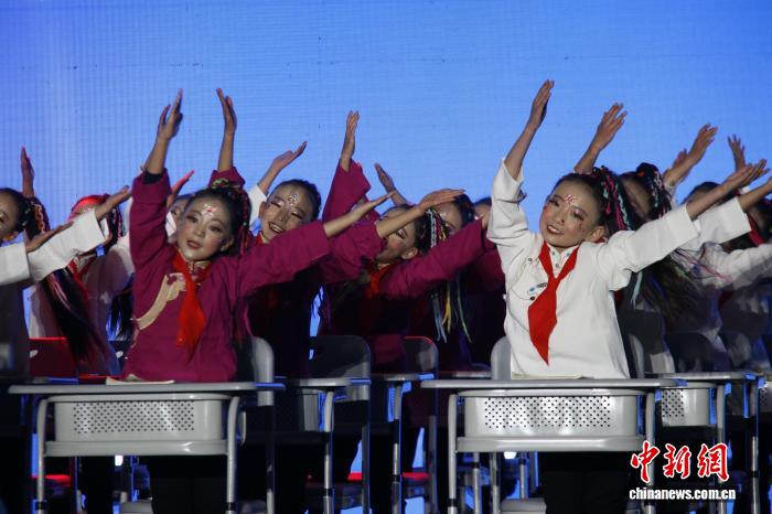 青海省中小学课桌舞展演