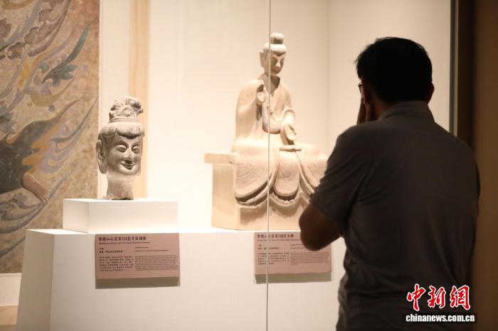 观众体验石窟艺术沉浸展