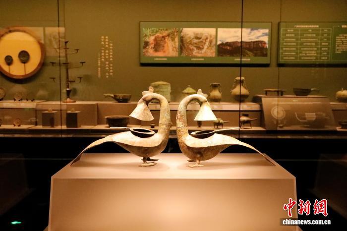 汉代羽纹铜凤灯