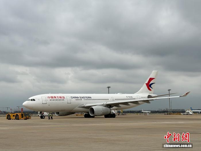 东航空客A330宽体客机准备滑行