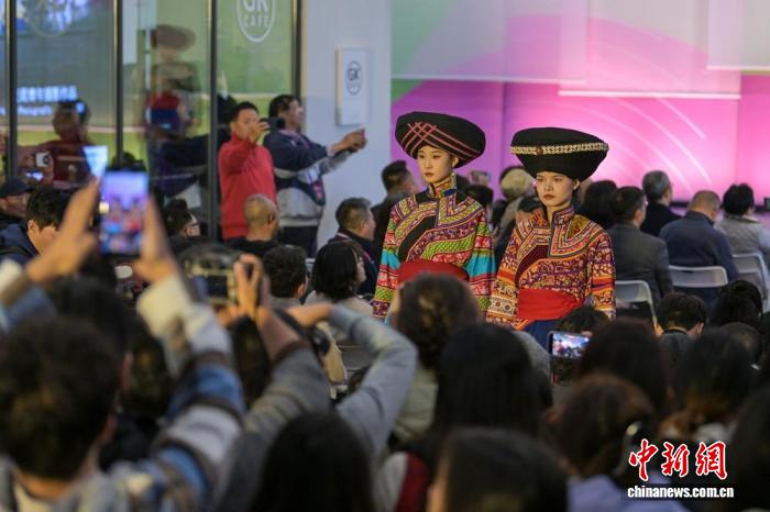 阿木诗依傈僳霓裳服饰秀现场