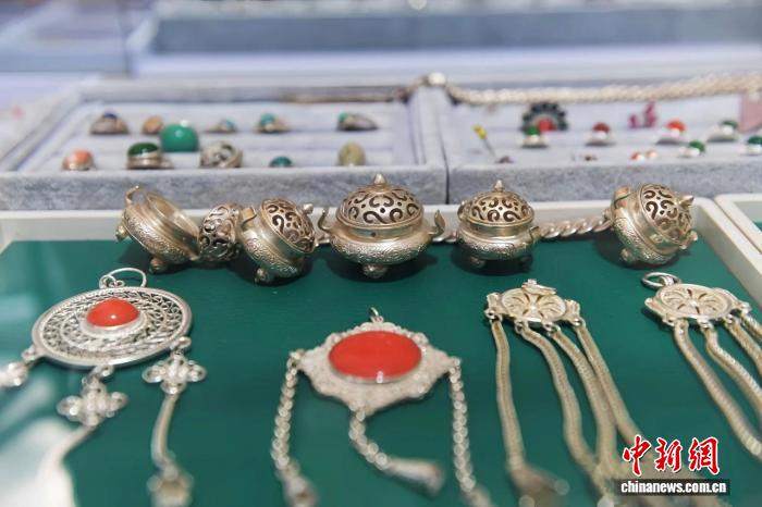 乌拉特铜银器作品