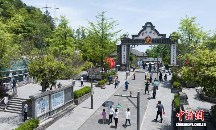 朱砂古镇游客游玩场景