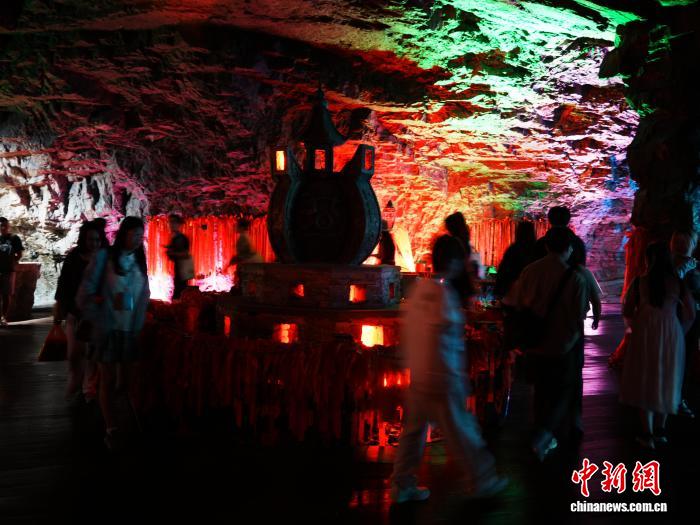 朱砂古镇矿洞内游客参观