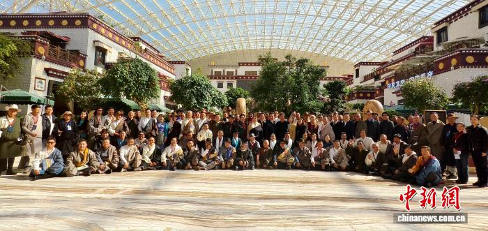 第四届岗坚杯藏文文学创作奖活动参与人员合影