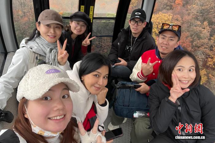 台湾自媒体人乘坐索道观赏光雾山红叶