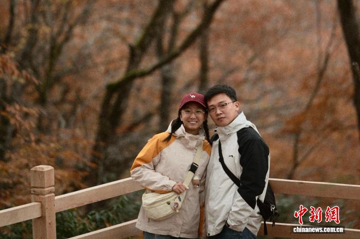 台湾自媒体人林晖恩和妻子在光雾山景区合影留念