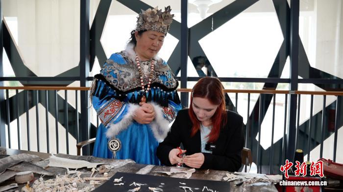 俄罗斯留学生美丽在八岔村学习鱼皮制作