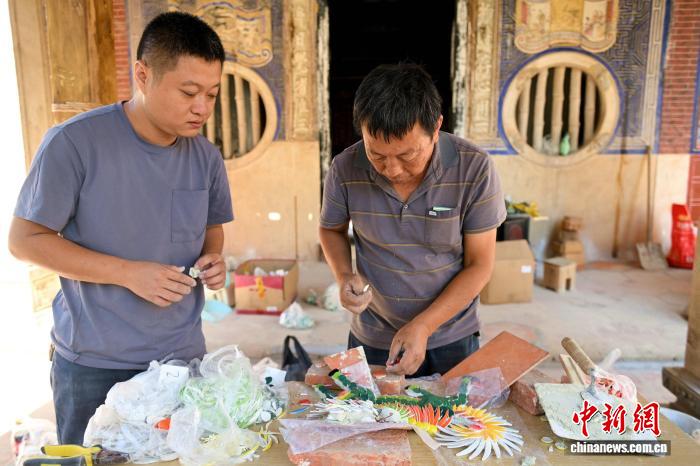 陈和永指导剪瓷雕制作