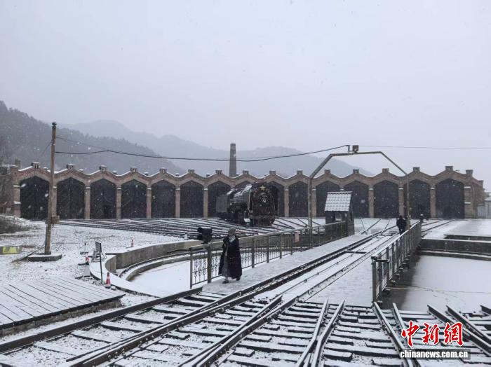 游客冒雪参观横道河子百年机车库