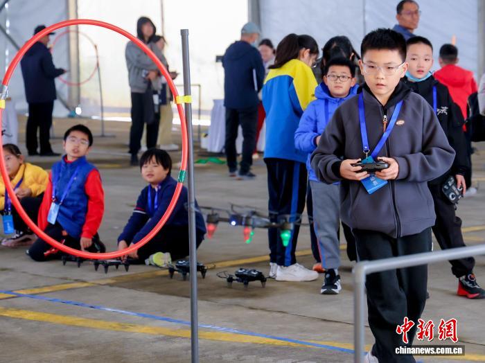 青少年选手操作无人机