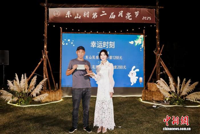 胡亮玉在东山村月亮节现场