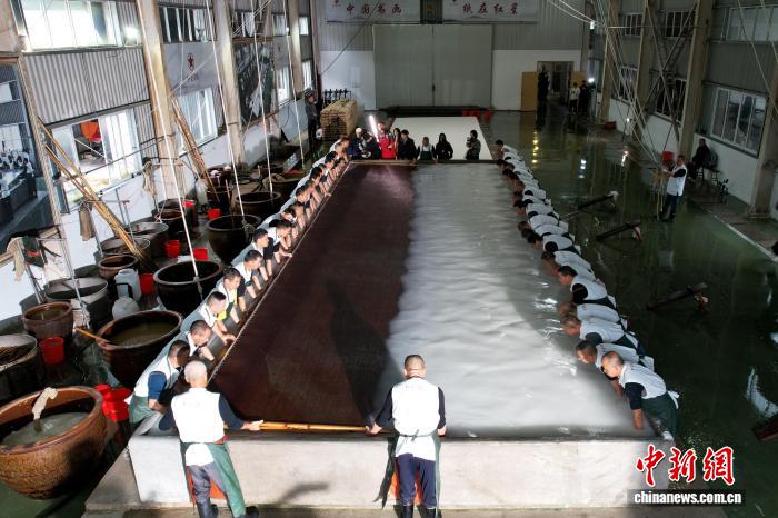 捞纸工齐声发力