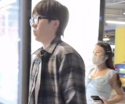 王楚钦机场遇离谱一幕：陌生女子假装熟识贴身跟随索要微信