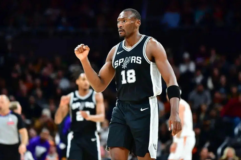 NBA疯狂签约夜：马刺签蓝领中锋，篮网引援中国香港球员