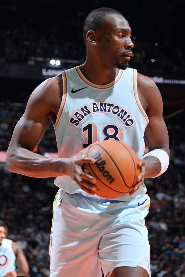 Shams爆料：比永博一年合约回归马刺 开启第15个NBA赛季