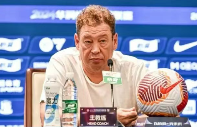 申花队更衣室内讧未平，主帅机场再与球迷冲突引关注