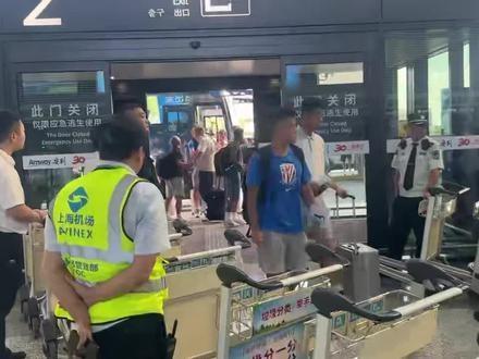 申花主帅斯卢茨基机场疑似与球迷争执，球队状态引关注