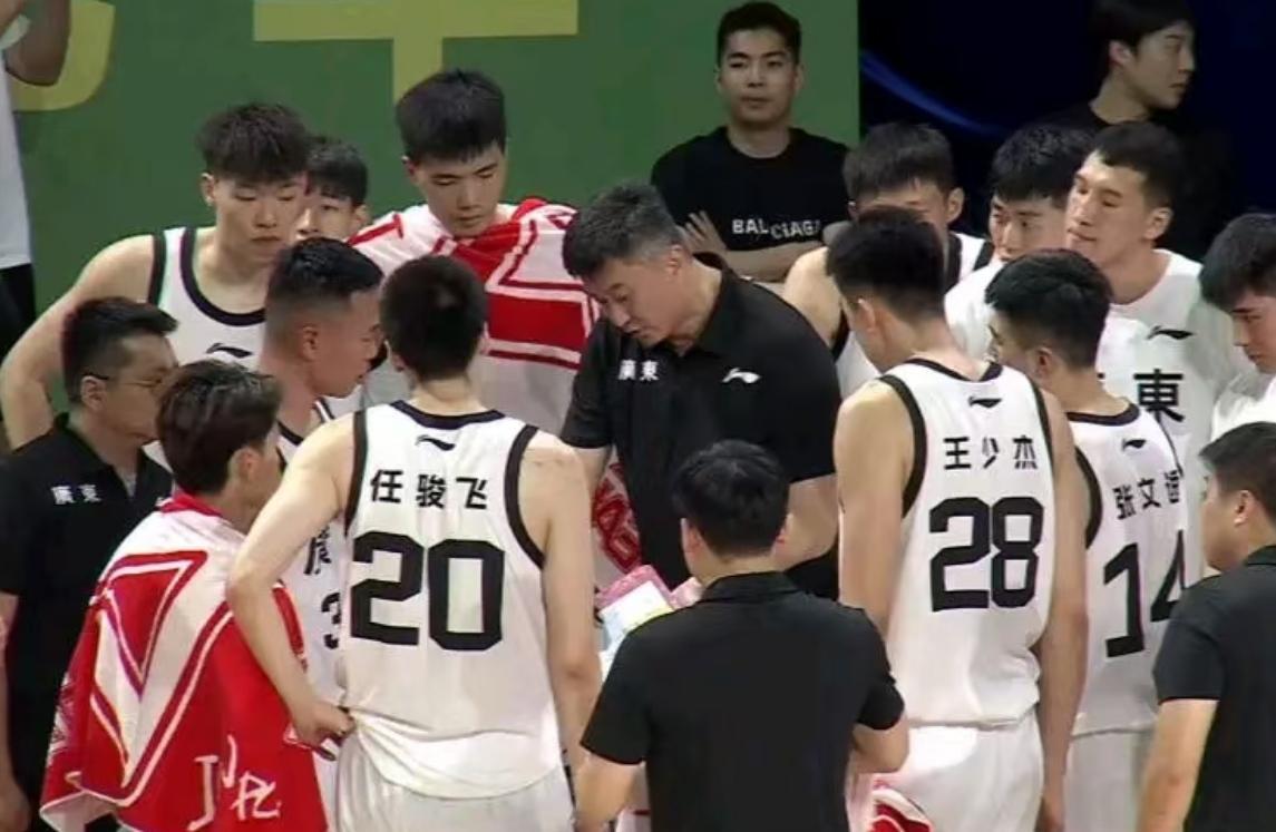 广东男篮91-93惜败墨尔本老虎，徐杰贺西宁表现亮眼，张昊致命失误引热议