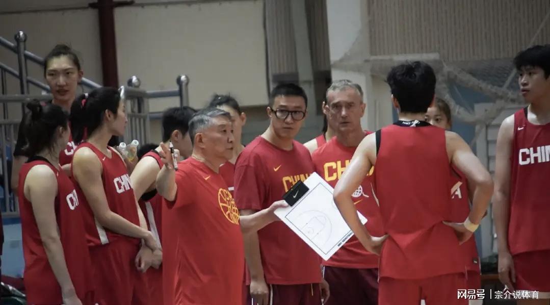 中国女篮热身赛负大学生队引争议，宫鲁鸣用人遭质疑，球迷盼李梦回归