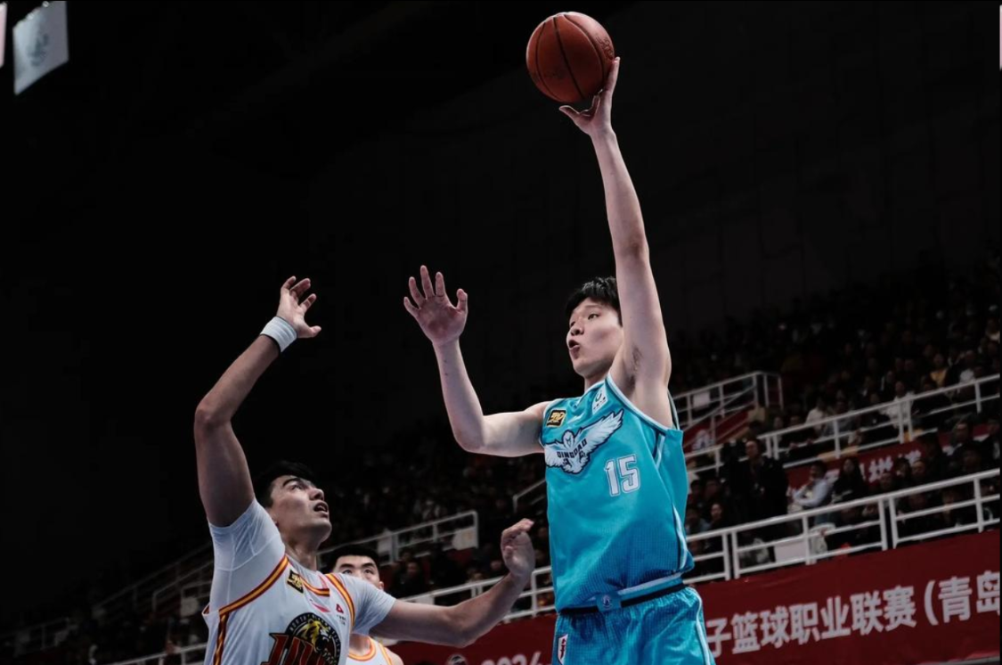 17岁新星李俊贤闪耀CBA夏季联赛，能否接班杨瀚森扛起青岛内线？