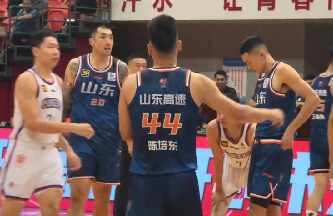 CBA夏季联赛：山东男篮力克天津，陈林坚首秀惊艳，陶汉林高效