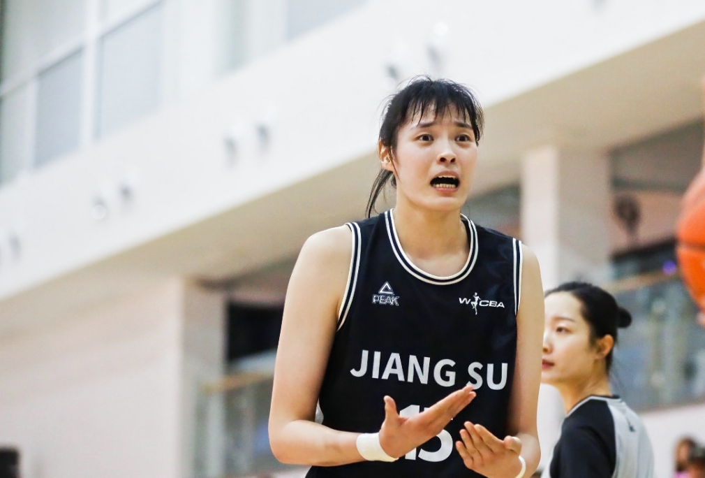 12分钟狂砍21分！26岁2米中锋许晨妍闪耀全锦赛，宫鲁鸣该考虑吗？