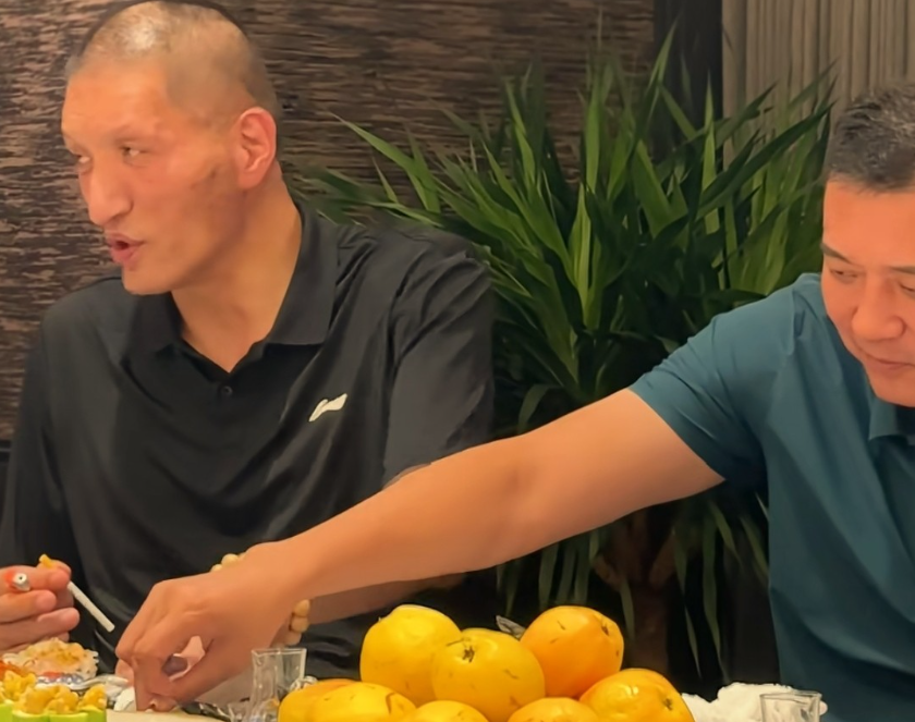 巴特尔与巩晓彬把酒言欢