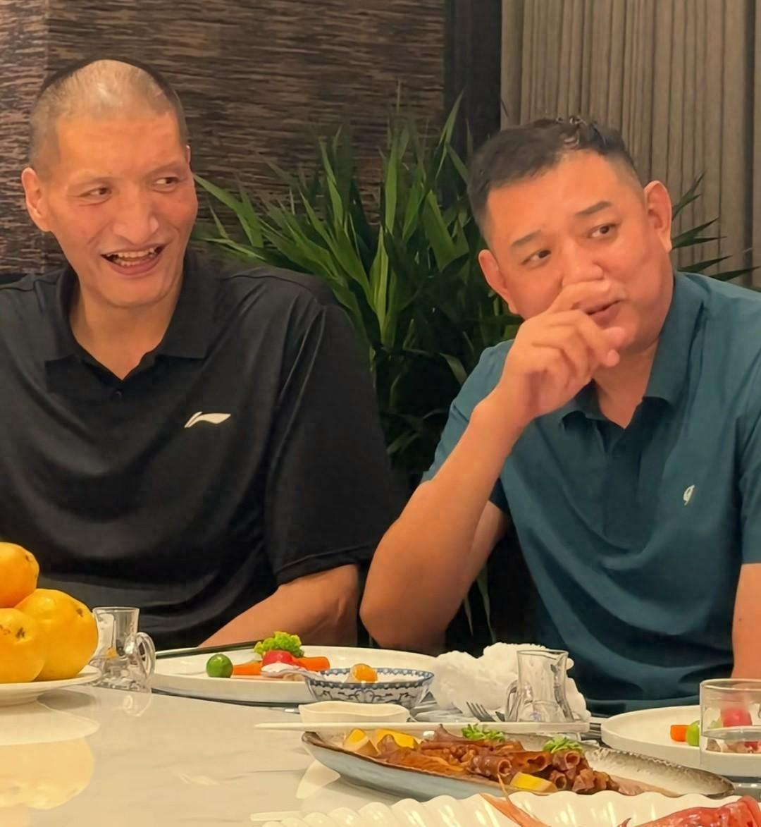 巴特尔巩晓彬山东聚首，老友相聚把酒言欢尽显兄弟情