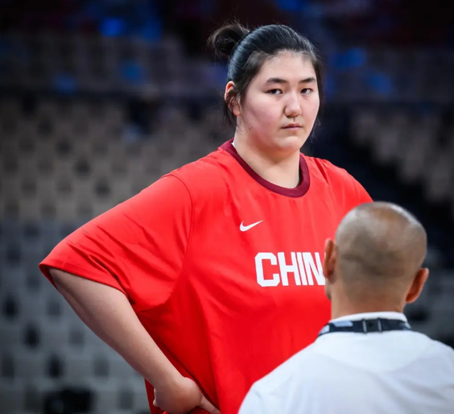 中国篮坛新星张子宇正式签约山东女篮，百万年薪引关注