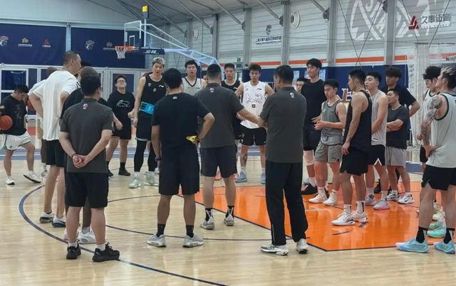 张镇麟首秀12+5+6！上海男篮逆转日本横滨，怀特塞德13分表现亮眼