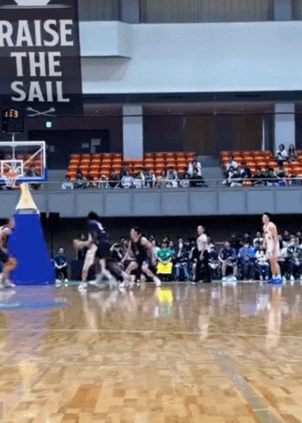 张镇麟险些隔人暴扣