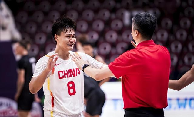 余嘉豪揭秘：今年中国男篮团结如铁，往届或存小团体？