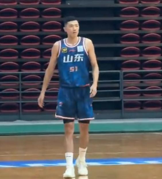 陈林坚山东男篮首秀惊艳 高效砍下18分率队取胜