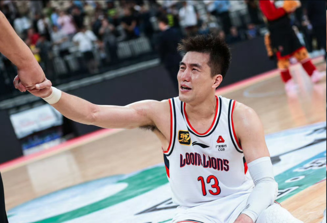 缺席NBA季前赛引热议！郭艾伦康复期踢球遭球迷质疑