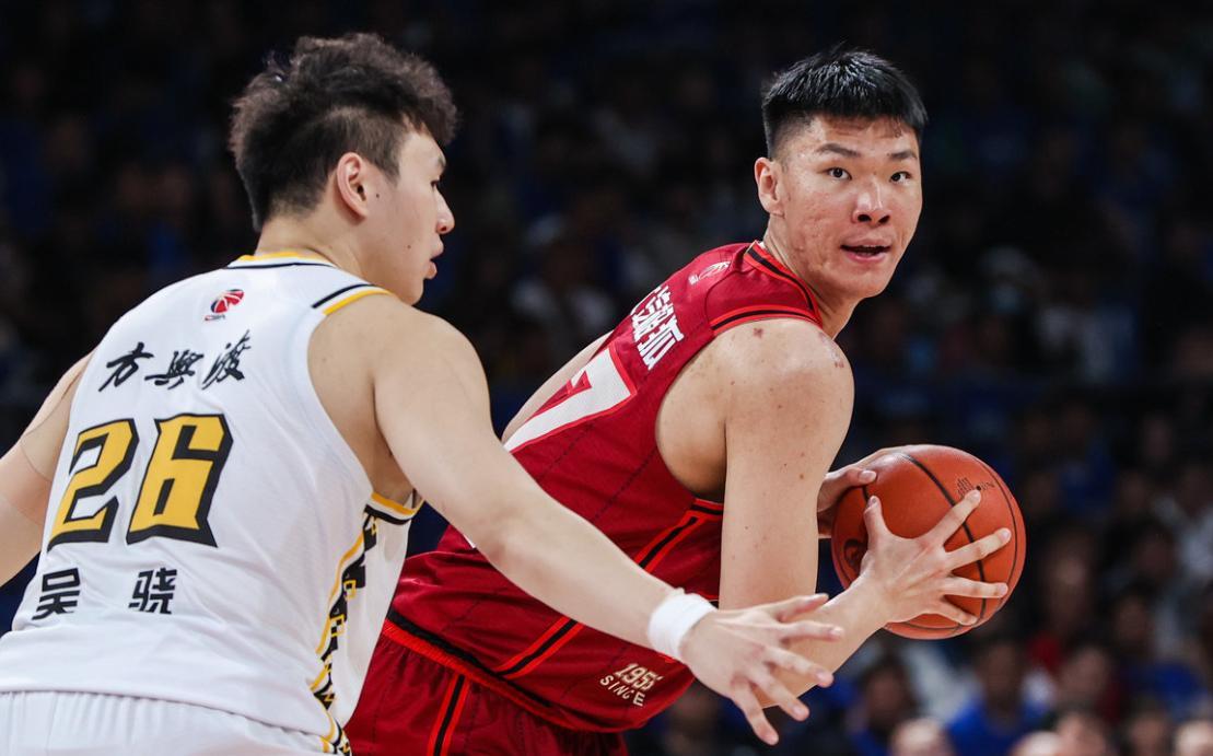 场均7分4板引争议！首钢顶薪内线范子铭合同溢价成焦点