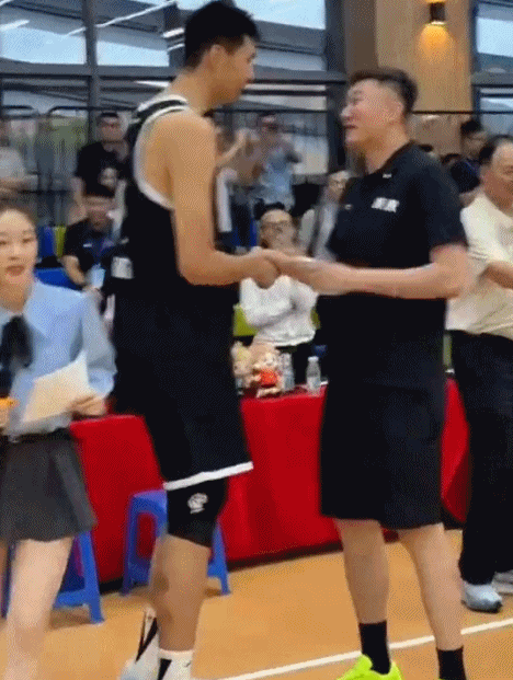 杜锋徐昕内讧后首度同框 球迷见面会互动融洽引关注