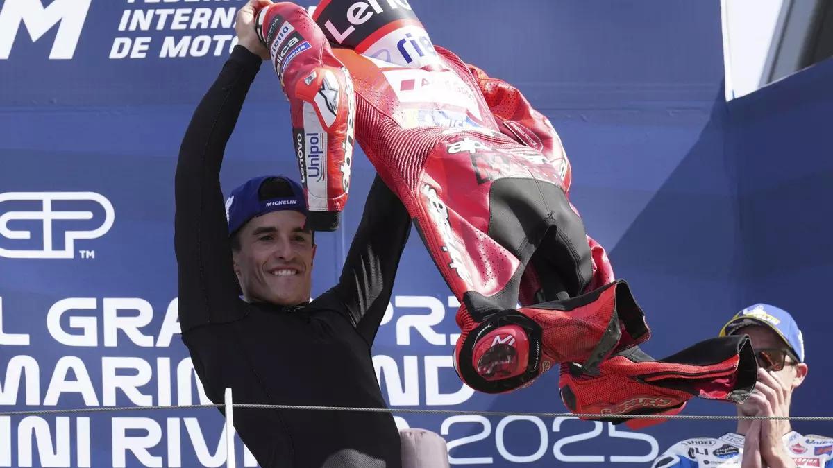 马奎斯MotoGP夺冠后模仿梅西举赛车服庆祝：偶像的力量