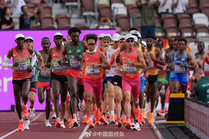 中国选手杨绍辉冲过终点