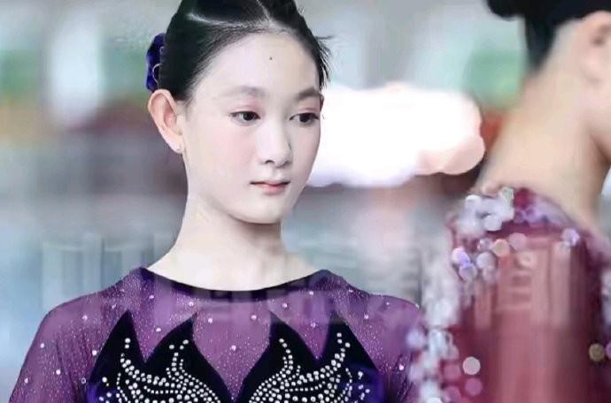 奥莉13岁闪耀香港花滑赛场，李小鹏女儿成长引关注