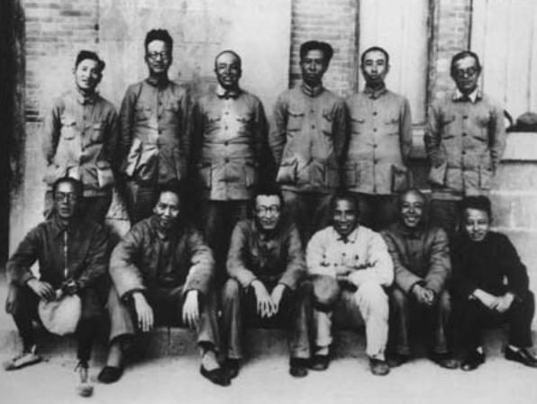 抗战初期王明回国夺权，毛主席如何逆境突围？贺龙力挺成关键