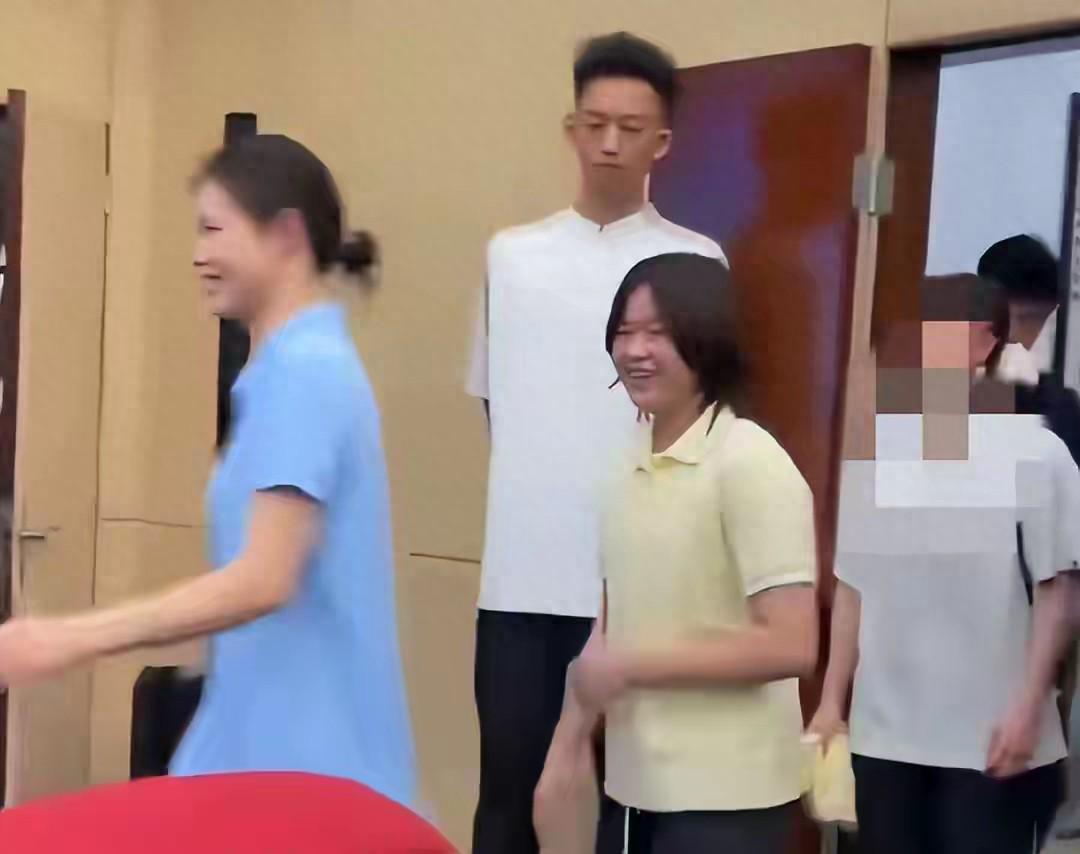 全红婵大学报到引关注，陈若琳问生活费显温情