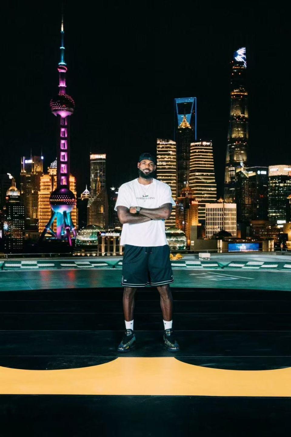 詹姆斯现身上海东方明珠！第23代签名鞋发布，行程揭秘