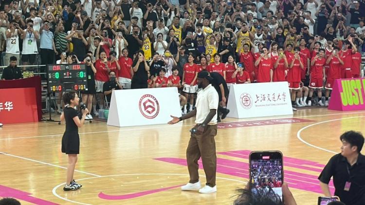 詹姆斯上海交大行：与球迷热情互动，点燃校园篮球热情