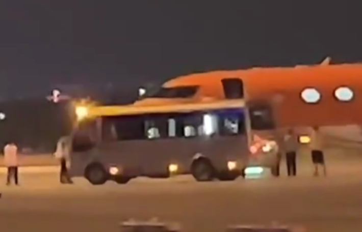 球迷拍摄詹姆斯下机画面