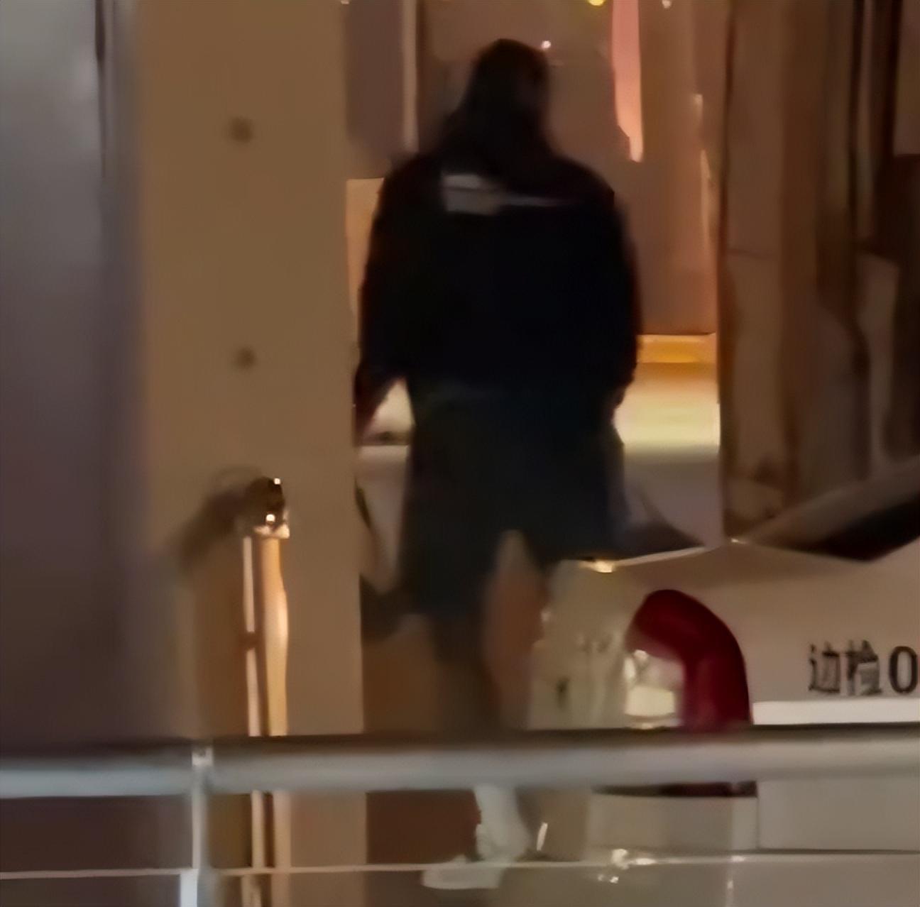 詹姆斯走下接驳车
