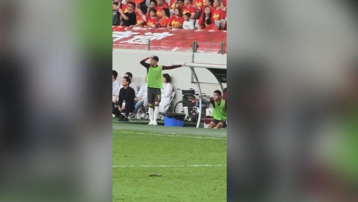 U22国足王钰栋替补席急切指挥，下半场独造7球闪耀全场