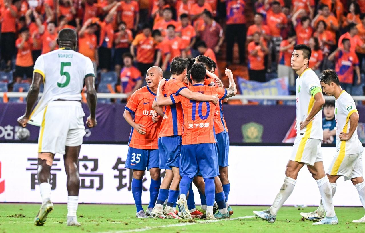 国安0-6惨败山东泰山后爆发冲突，球员与球迷最终和解道歉