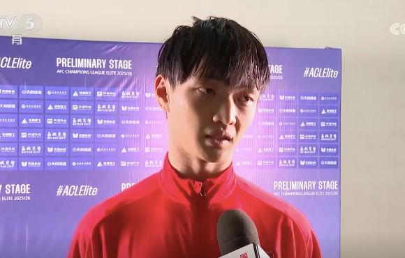 杨明洋盛赞成都亚冠TIFO：氛围堪比欧洲顶级赛事，踢球倍感幸运